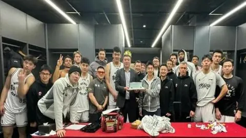 【四冠王之路开启！CBA昨日激战，四大胜势解读：上海对决南京，巅峰对决回顾】